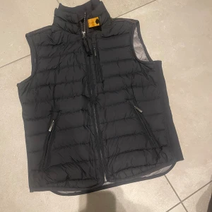 Parajumper väst - Parjumper väst i helt okej skick Använd flera gånger  Äkta (finns tag för att testa att den är äkta) Pris kan diskuteras 