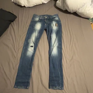 Dquared2 byxor  - Storlek S skulle jag säga.  Priset kan prutas vid snabb affär  Men den passar nog folk mellan 160-175 cm långa. Byxorna är som helt nya inte någon skada eller så.