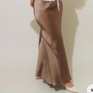 Satin kjol Gina tricot  - Lång satinkjol med medelhög midja och sjöjungfrumodell. Kjolen är brun och har glansig kvalitet, aldrig använd säljer den för 350 🤍