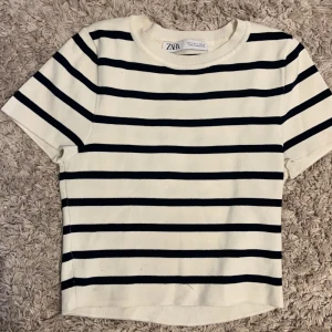 Zara topp  - Säljer nu denna jätte fina toppen från Zara i storlek M. Den passar jätte bra till både barn och vuxna. 
