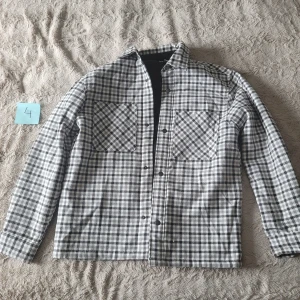 Grårutig oversized overshirt - En grå rutig lite oversized overshirt från H&Ms herravdelning. Helt ny/oanvänd! Nypris ca 400 kr. 4:e anonsen