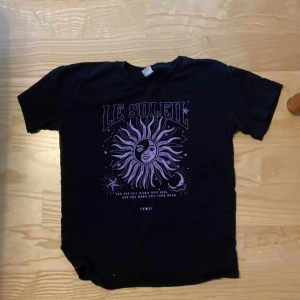 T-shirt med tryck från Lindex  - T-shirt med tryck från Lindex i storlek XS. Aldrig andvänd och i fint skick! Inga defekter 💕