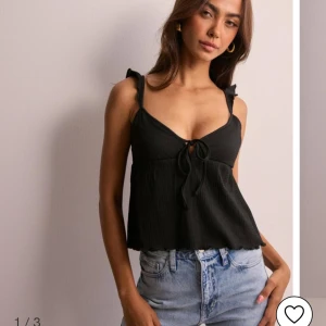 Svart topp - Säljer denna då jag inte fått användning av den, aldrig använd storlek S💖