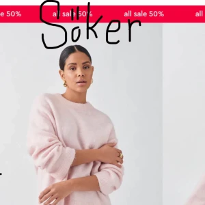 SÖKER! Crew neck knitted sweater - Söker helst i rosa elr svart men andra färger funkar absolut också. Skriv jättegärna t mig om ni säljer denna🩷 i Xs, S elr M