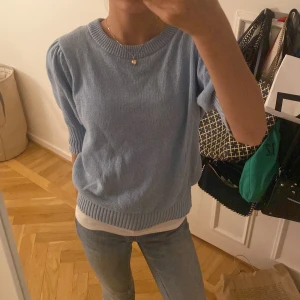  Blå puffärms tröja  - Intresse koll på denna jättefina blå tröjan skriv för fler frågornas 