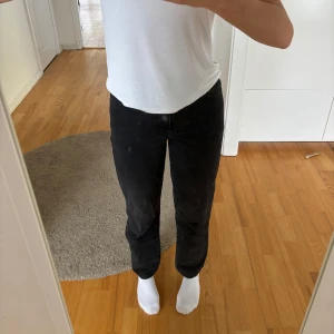 Jeans  - Favoriter! Svarta jeans från BikBok (90’s straight leg) Midjestorlek: 27 (Jag är 174) Längd: 30