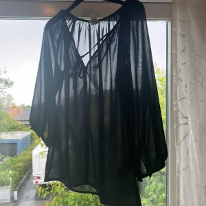 Fin blus - Säljer denna väldigt fina blus i storlek 34 som jag har köpt second hand, jätte fint skick, den är lite längre än trekvarts ärmar men inte helt långärmad❣️❣️ 