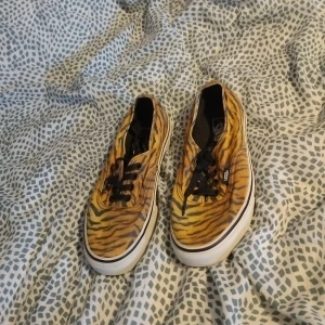 Vans skor  - Ett par vans med tiger mönster. Knappt använda. 