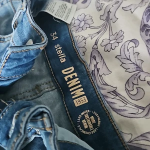 Jeans  - stolek 34, mått 99cm, bra skick och väl använda.