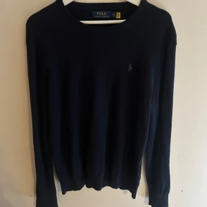 ralph lauren tröja - säljer nu en fräsch ralph lauren crewneck i marin blå. inga defekter. använd ett fåtal gånger och i väldigt bra skick, nypris=2299 priset är diskuterbart vid snabb affär🙌