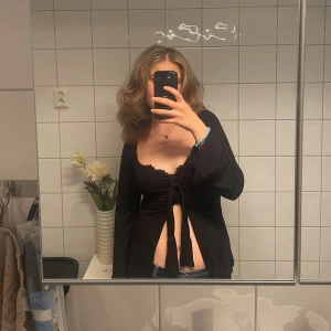 Fin topp från design by si  - Säljer denna fina topp från design by si. Den är endast använd en gång så den är i väldigt fint skick🥰den är i storlek XS/S men skulle säga att den mer är som en small. Jag säljer den för att den inte kommer till användning❤️