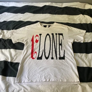 VLONE T-shirt  - fet VLONE t-shirt som är skön på sommarn. storlek M men kan även passa S. bara höra av sig vid fundering!
