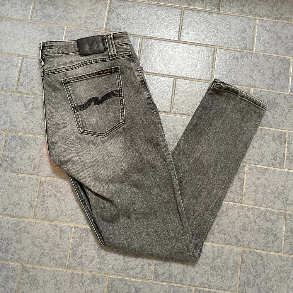 Säljer dessa gråa nudie jeans! | jeansen är i nyskick då jag själv aldrig använt de för de är lite för stora för mig | Nypris: 1600 | Modell: Skinny Lin (slimfit). | Skriv för frågor eller intresse❗️. Jeans & Byxor.