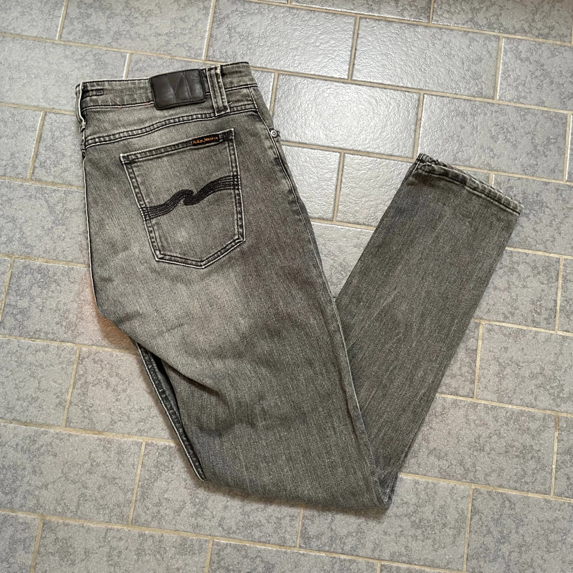 Gråa nudie jeans
