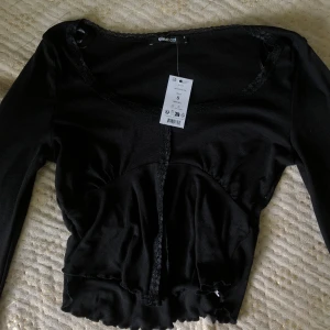 Populär Gina topp - Säljer denna super söta toppen från Gina som är i nyskick med lappen kvar!💗 Säljer pågrund av att jag fick den i present men den passade tyvär inte, jag har heller inget kvitto. Nypris är 260kr🤍 Hör av dig om du har frågor!💗🥰