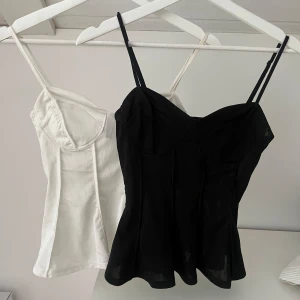 Toppar - Två super snygga fest toppar från Hm i svart och vit som är använda två gånger och är som nya💕 köp en för 130kr eller båda för 230kr