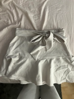 Volang kjol - Söt volang kjol med inbyggda shorts. Köpta från zara!