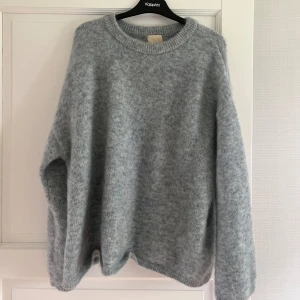 Stickad mohair tröja - Säljer denna stickade tröja i mohair från h&m då jag inte har användning för den, fint skick!