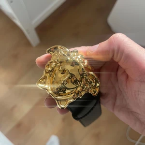 Versace medusa bälte  - Versace bälte storlek 95. Köpt på NK. 100% äkta läder.  Nypris 4199:-   Ligger i garderoben och kommer inte till användning