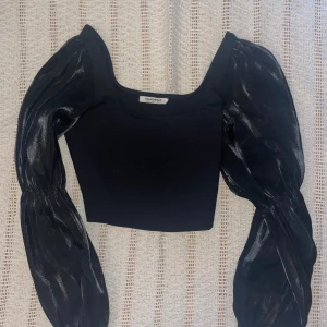 Ballongärmar topp - Fin topp med bubbel axlar och ballong ärmar.  Ärmarna är i ett skimrande organza material