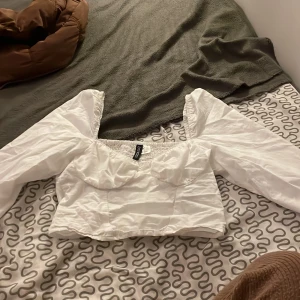 Vit blus  - inte använd många gånger, storlek 36/S men väldigt liten i storleken 