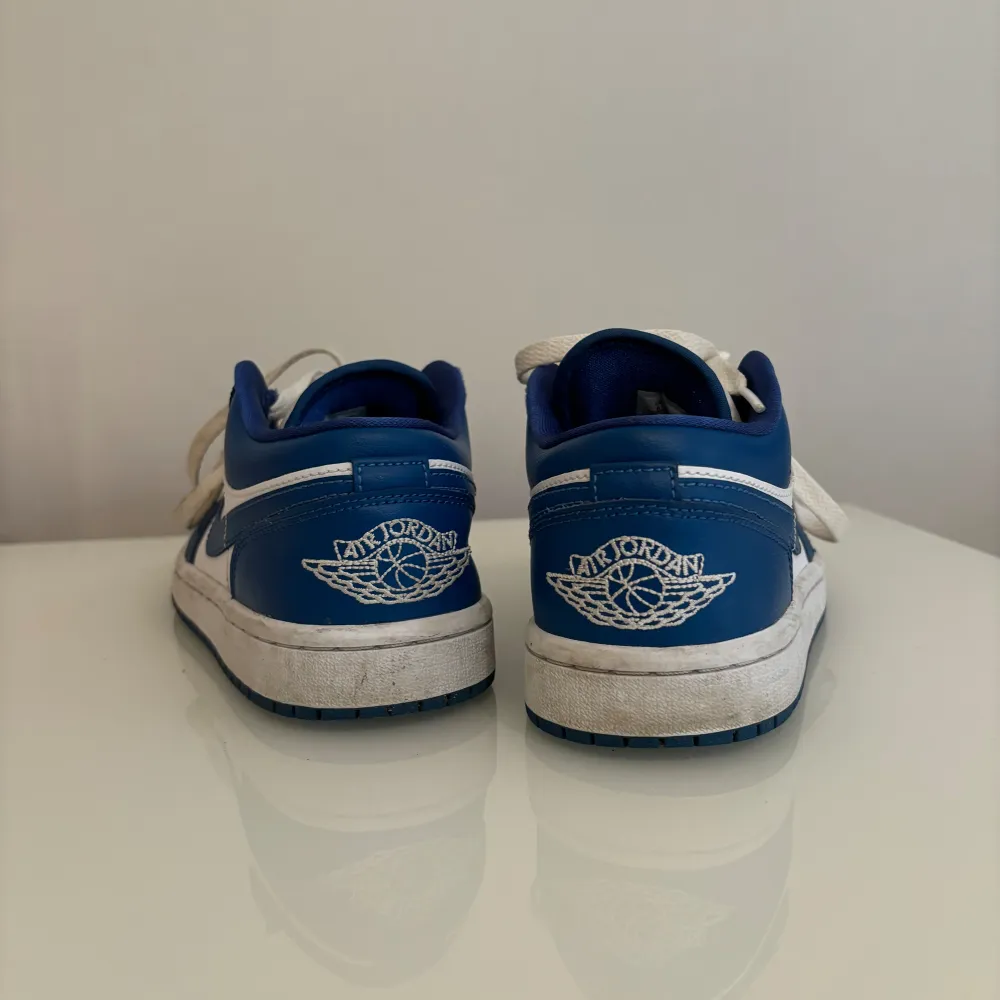 Säljer mina Nike Air Jordan 1 Low i färgen Marina Blue. Storlek 36,5. Inköpta från soleplus för 2399kr. Använda men i helt okej skick 💕. Skor.