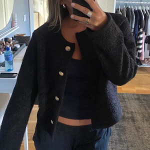 Svart kofta/jacka  - Svart kofta/ tunnare jacka med guldknappar ifrån Ginatricot🩷aldrig använd och lappen är kvar! 