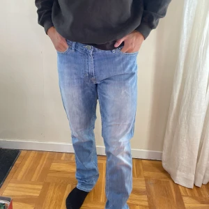 Calvin Klein Jeans - Mycket snygga och bekväma jeans från Calvin Klein! Storleken är W29 L30 och är i snygg blå färg. Modellen är slim/tapered. Innerbenslängd: ca 79 cm. Midjebredd(platt): ca 40 cm. Fint skick utan hål eller liknande.Reserverar mig för eventuella missar.