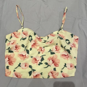 Crop top - Jättesöt gul Crop top med rosa blommor på🌸