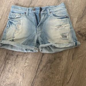 Jeans shorts  - Säljer detta på grund av att de är för stort så jag använder dom inte. Det är ett par jeans shorts i midwaist och jätte fina på. 