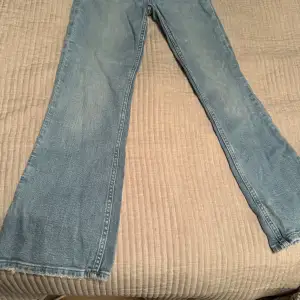 Ett par blå jeans från Gina Tricot i storlek 146. Byxorna har en klassisk design med raka ben och är tillverkade i ett slitstarkt denimtyg.