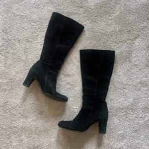 Svarta boots i mocka imitation, bred och bekväm klack 🖤🖤 Det finns tecken på användning och är i storlek 40 men passar en 39a!