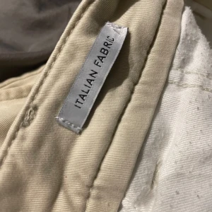 NN07 chinos - Inga fläckar eller skador, ny pris 1650kr. En vit/beige färg, gillar dem mycket men säljs pga att de har blivit försmå.
