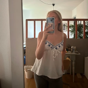 vit topp  - vitt linne med söta detaljer, står ingen storlek men passar xs/s🩷