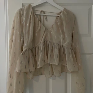 Kort topp - Skön och kort topp med långa ärmar. Djup i ryggen med knyte  Lite för stor för mig tyvärr 😊