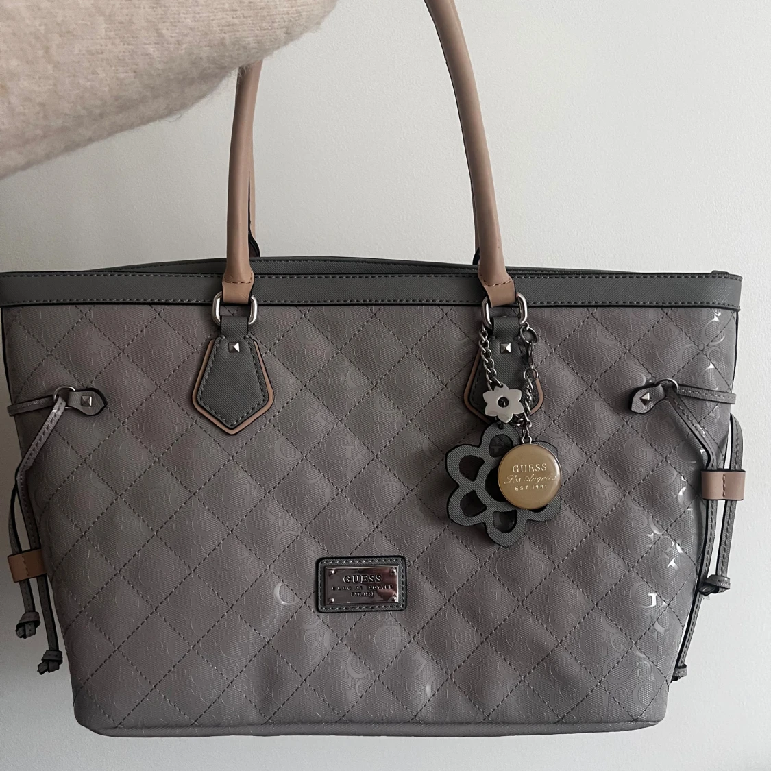 Guess handväska - 90