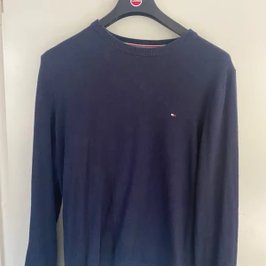 Tommy Hilfiger tröja - Utmärkt skick, knappt använd. Riktigt snygg att ha över exempelvis en skjorta🙌🏼