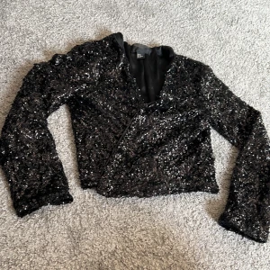 Glittrig fest kofta 🖤✨ - Jätte vacker glitter kofta som är perfekt för fest eller fin middag ✨🖤