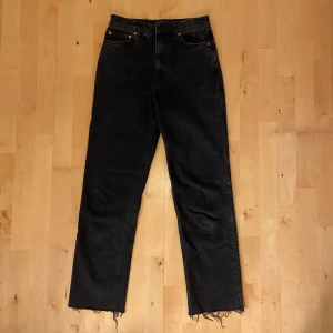 Svarta jeans  - Snygga svarta jeans från asos i storlek 28/36 tall 💞