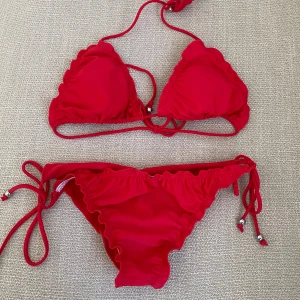 Röd bikini - Bikini, inte använd många gånger! Är tvättad⭐️