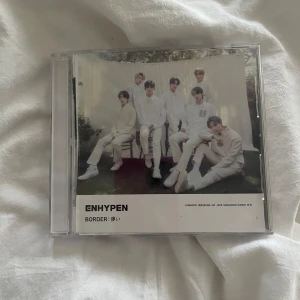 Enhypen album - Säljer mitt Enhypen album som köptes några år sen därav att jag inte är intresserad i kpop längre! Den ända ”defekten” är att jag har klippt ut alla foton från fotoboken men alla foton nedkommer löst!