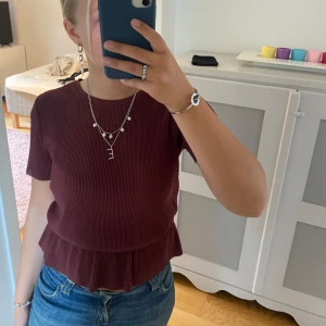 Vinröd topp - Från & other stories, storlek xs🌸