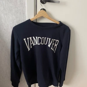 En mörkblå tröja - Storlek: 160 Har använt den 1 gång Köpte den på lager 157 Barn storlek