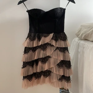 Spetsig klänning - Säljer min super söta klänning som passar till utekvällar, fest osv🩷