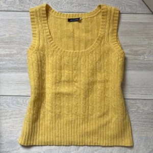 Stickad topp - Gull ull stickad topp i  nyttskick! 🌸 Säljer en likadan i grön💛