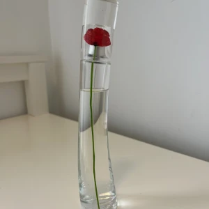Flower by Kenzo edt 50 ml - EAU de toilette 50 ml. Använd några gånger, se bifogad bild.