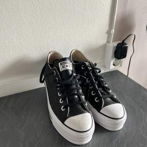 Enbart provade hemma, prislapp sitter kvar.  oanvända Svarta Converse i skinn med platå, strl 39 (24,5 cm) säljes.