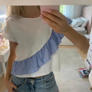 Tröja med volang - Storlek 164 sitter som en xs/s. 