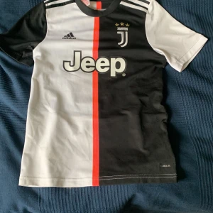 Juventus tröja, de ligt 4  - Storlek XS 150  För liten för mig så jag säljer. 