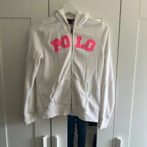 Polo Ralph lauren Tröja - Säljer nu denna Ralph lauren tröja som är i storlek L för barn (12-14 år) då den är för liten för mig. Den är sparsamt använd så fortfarande i bra skick. Materialet inuti är väldigt mjukt vilket gör att tröjan är väldigt mysig att ha på sig. 